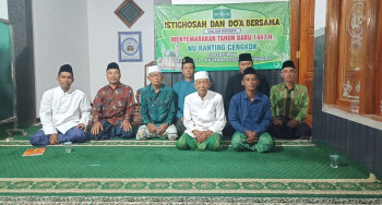 Jamaah Muslimat dan Fatayat mengikuti kegiatan Istighotsah dengan khidmat